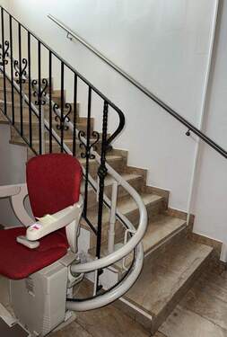 Treppe m. Treppenlift ins EG - 