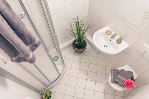Bad mit Dusche - 2 Zimmer Etagenwohnung in Chemnitz