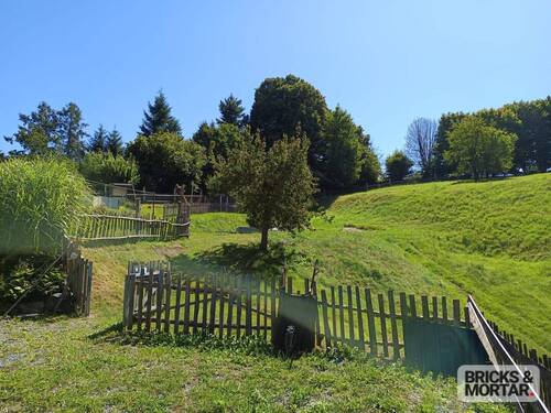 Blick ins Grundstück - 6 Zimmer Mehrfamilienhaus, Wohnhaus in Ottendorf