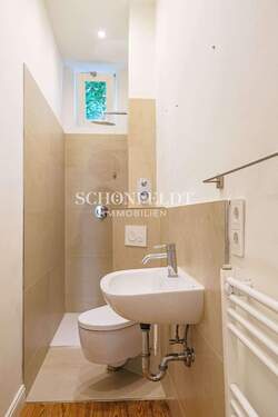 Bad mit Dusche und Fenster - 