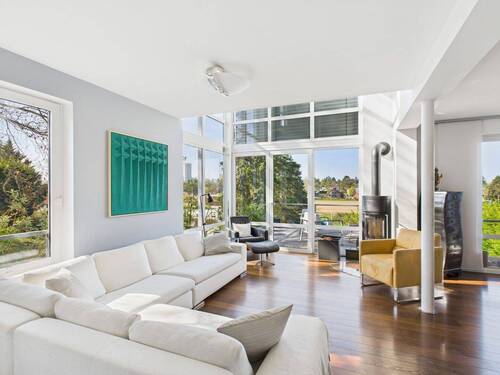 Lichtdurchflutetes Wohnzimmer - Luxuriöses Einfamilienhaus in Toplage mit Panoramablick und moderner Ausstattung