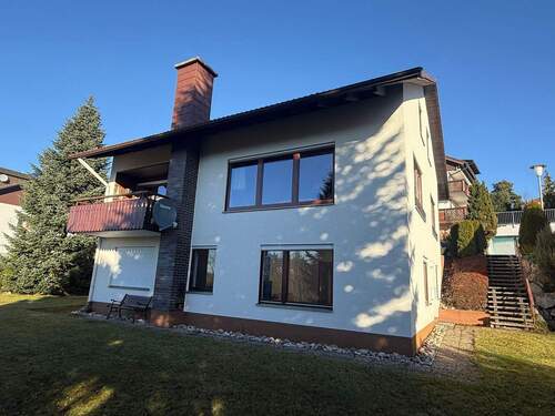 Außenansicht Südseite - Charmantes Zweifamilienhaus mit Aussicht auf Wald und Grün!