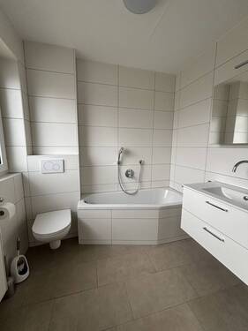Bad mit Wanne und WC - 