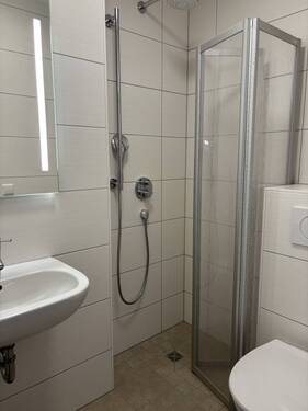 Gästebad mit Dusche und WC - 