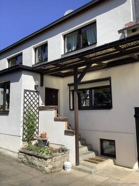 Eingang mit Vorbau - 6 Zimmer Einfamilienhaus zum Kaufen in Wanzleben