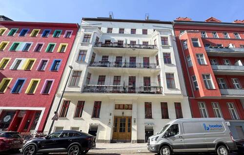 Hausansicht - WOHNEN IN BELIEBTER KREUZBERG-LAGE IN SANIERTER ALTBAU-WOHNUNG MIT BALKON