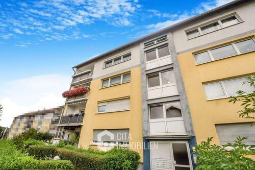 Hausansicht - Helle 3-Zi.-DG-Wohnung mit Einbauküche, Abstellraum & Keller in Altenstadt-Lindheim