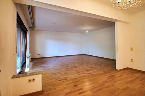Blick ins Wohnzimmer - 4 Zimmer Etagenwohnung in Bonn