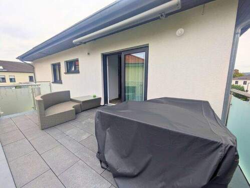 Separater Balkon mit Blick auf den Sonnenuntergang - 