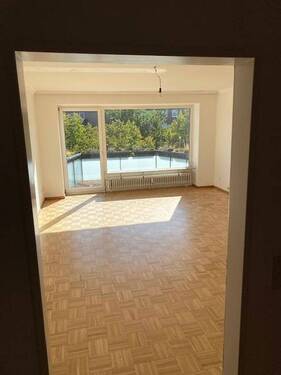 Großes Zimmer, Blick Balkon - 