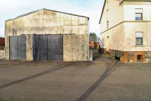 Einfahrt mit Scheune - 