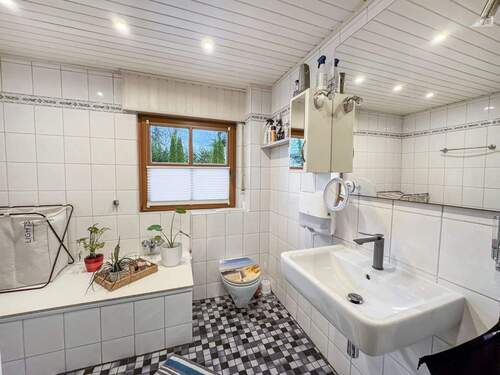 Badezimmer mit Dusche Erdgeschoss - 