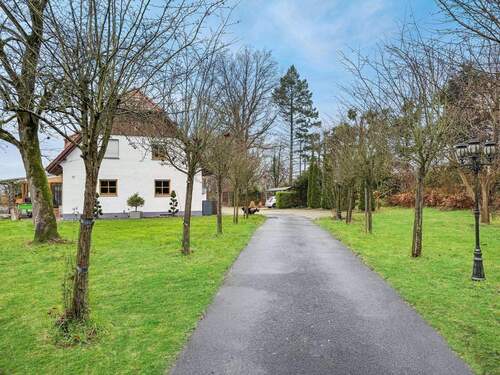 Zufahrt zum Haus - 8 Zimmer Mehrfamilienhaus, Wohnhaus in Warendorf