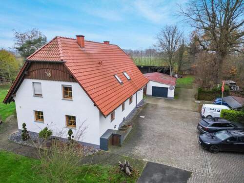 Luftbild Hausansicht und Parkflächen - 