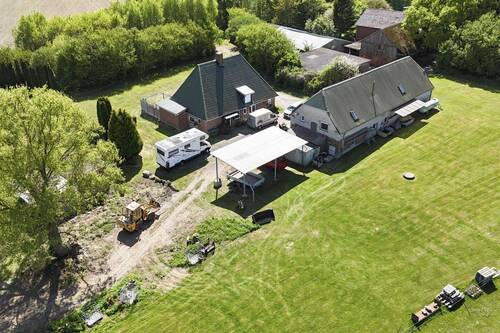 Luftaufnahme - Eigennutzer, Handwerker, Schrauber, Tierfreunde. Werkstatt mit Bauernhaus und großem Grundstück
