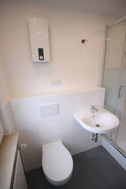 Badezimmer WC - 3 Zimmer Etagenwohnung zur Miete in Troisdorf