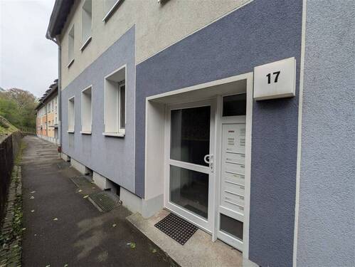 Hauseingang - Gepflegte 2-Zimmer Dachgeschosswohnung, ideal für Singles