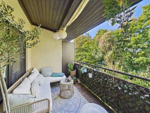 Balkon mit Blick ins Grüne - Gemütliche 2-Zimmer-Wohnung mit Balkon, Stellplatz, Garage und Gartennutzung