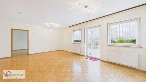 Wohnzimmer mit Zugang zum Schlafzimmer - SENIOREN - ERDGESCHOSS WOHNUNG IM MOSELPARK PERL