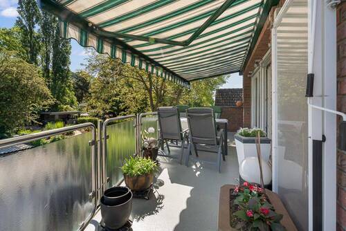 Sonnenbalkon mit Markise - Hinreißende 3-Zimmer Dachgeschoss Wohnung mit Sonnenbalkon und Garage
