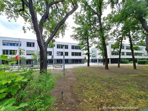 Großes Gymnasium in 1,5 km Entfernung - 