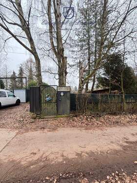 Stellplätze und Eingang - 2 Zimmer Einfamilienhaus zum Kaufen in Saarbrücken / Sankt Arnual