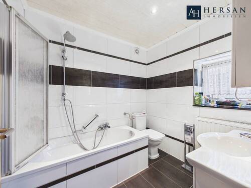 Badezimmer EG - Mehrfamilienhaus, Wohnhaus mit 219,80 m&sup2; in Herzogenrath zum Kaufen