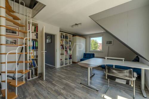 modernes Arbeitszimmer mit Tageslicht - 