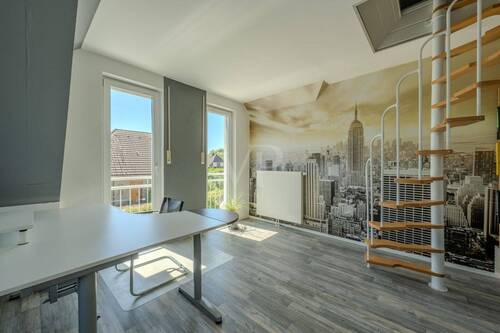 modernes Arbeitszimmer mit Tageslicht - 