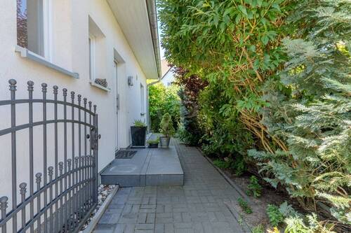 Durchgang zur Haustür - Einfamilienhaus mit 122,00 m² in Berlin zur Miete