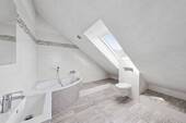 Wannenbad im Dachgeschoss - 