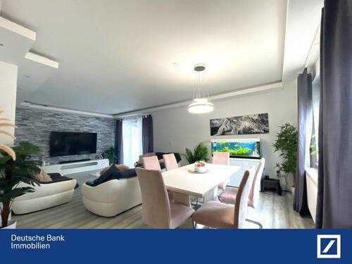 Wohnzimmer - Viel Platz für alle bietet dieses sympathische Zweifamilienhaus!