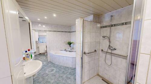 Badezimmer im EG - 4 Zimmer Doppelhaushälfte in Südliches Anhalt