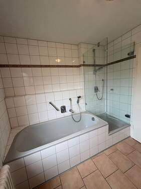 Bad mit Dusche und Badewanne - 