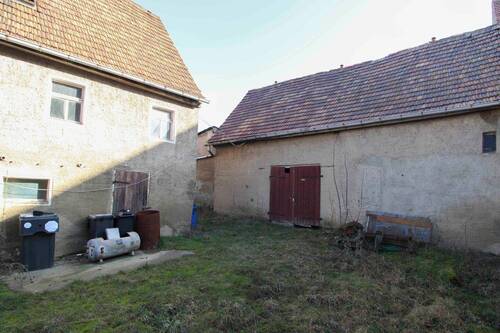 Sicht vom Vorplatz auf Scheune - 