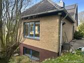 Gartenansicht seitlich mit Kellerfenster - Einfamilienhaus mit 148,00 m&sup2; in Kiel / Suchsdorf zum Kaufen