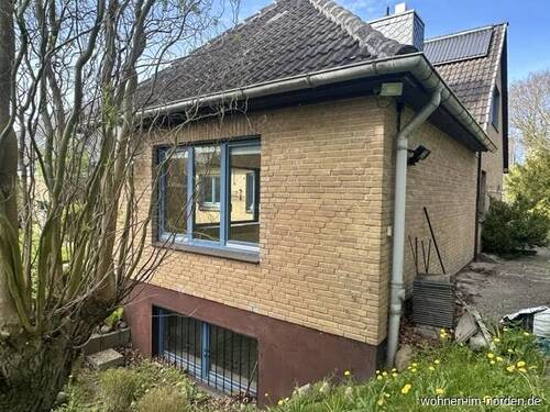 Gartenansicht seitlich mit Kellerfenster - Einfamilienhaus mit 148,00 m&sup2; in Kiel / Suchsdorf zum Kaufen