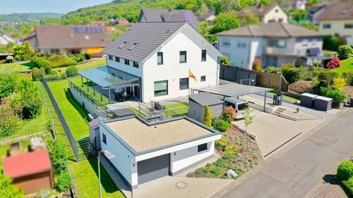 Luftaufnahme - Exklusives Einfamilienhaus mit großem Garten und schönem Fernblick