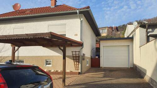 Carport und Garage Vorderseite - Einfamilienhaus mit 68,60 m&sup2; in Gelnhausen zum Kaufen