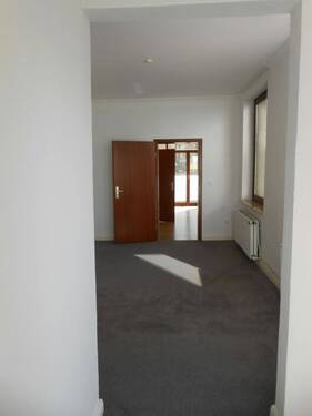Schlafzimmer mit Blick zum Wohnzimmer und Terrassenzugang - 2 Zimmer Etagenwohnung in Wedel