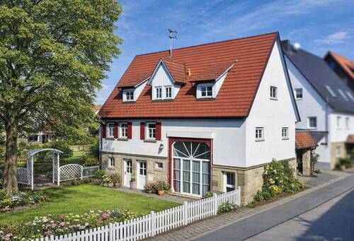 Außenansicht - Einzigartiges Zweifamilienhaus mit ELW