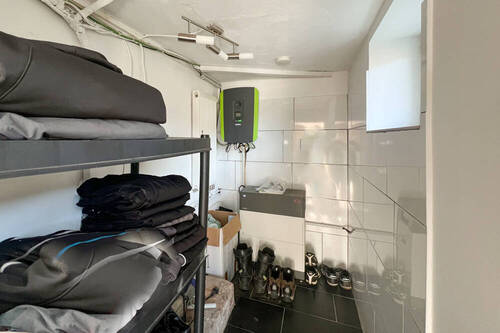 Abstellraum mit Photovoltaikwechselrichter und Speicher - 