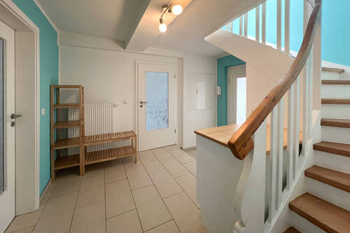 Holztreppe zum Obergeschoss - 