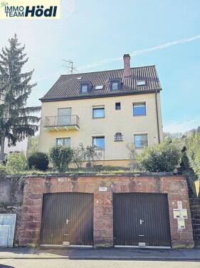 Mehrfamilienhaus mit Doppelgarage in ruhiger Lage - Mehrfamilienhaus mit drei Wohneinheiten, zwei Garagen und herrlichem Blick!!!