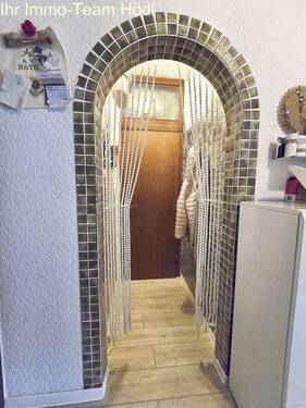 Charmanter Durchgang mit Mosaik-Bogen und Design-Perlenvorhang - Stilvolle Raumtrennung mit Charakter! - Mehrfamilienhaus, Wohnhaus mit 219,90 m² in Stuttgart zum Kaufen