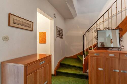 Flur / Treppe ins OG - 