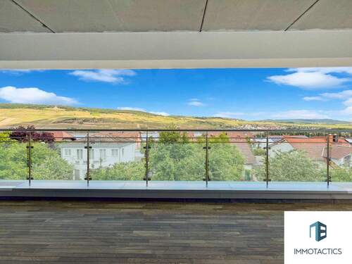 Blick vom Balkon mit einem möglichen Bodenbelag (AI) - 