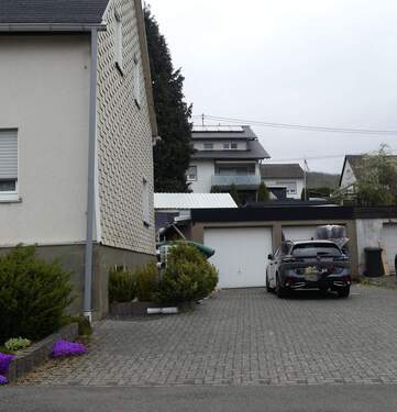 Hofeinfahrt zu den Garagen - 