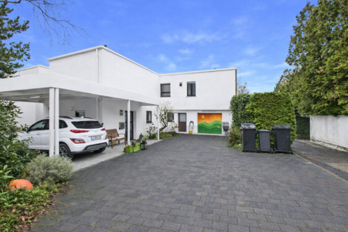 Hausansicht - Freistehendes EFH mit Einliegerwohnung, Garage, Carport & großem Grundstück in Wiesbaden