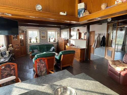 Blick in den Wohnzimmer- und Eingangsbereich - 